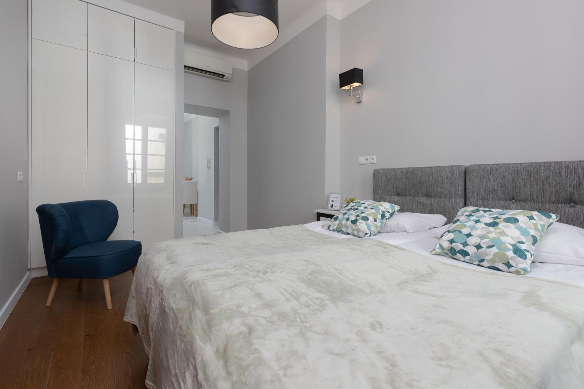 City Center Aparthotel Chmielna By Noclegi Renters Варшава Екстериор снимка